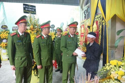 Thăm hỏi, động viên gia đình Đại úy Trần Trung Hiếu