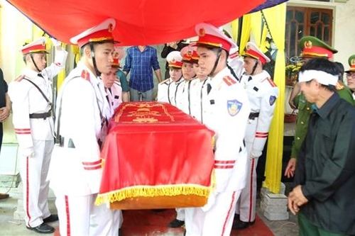 Giây phút đồng đội, nhân dân thương tiếc tiễn biệt Đại úy Trần Trung Hiếu