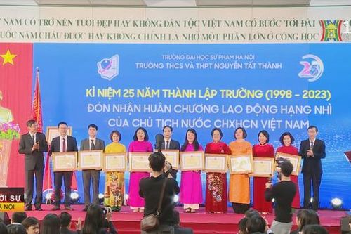 Trường Nguyễn Tất Thành đón nhận Huân chương Lao động hạng Nhì