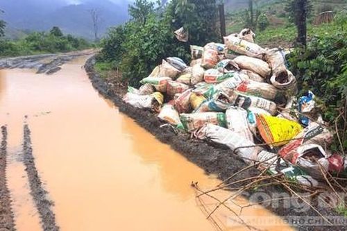 Đường đang thi công gặp mưa lớn bị tắc, nông sản của người dân chất đống chờ hư hỏng