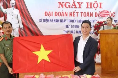 Công an tỉnh Đắk Nông tặng hơn 2000 lá cờ Tổ quốc cho người dân xã biên giới