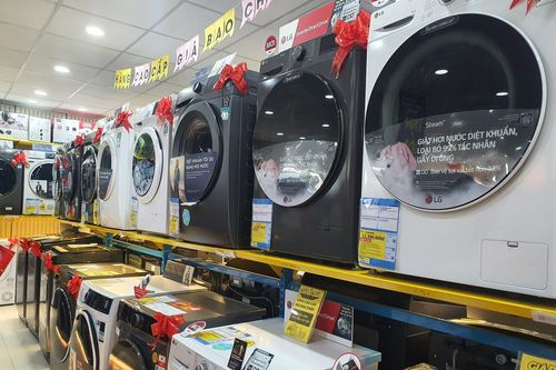 Siêu thị xả hàng cuối năm, máy giặt chỉ từ 2,7 triệu đồng, có nên mua?