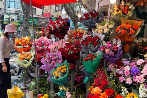 Cận kề ngày 20-11, thị trường hoa tươi vẫn vắng khách