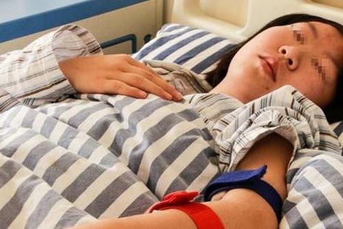Chủ quan với nốt ruồi, một phụ nữ phát hiện ung thư hắc tố, chuyên gia chỉ rõ nốt ruồi có dấu hiệu này cần được khám sớm!