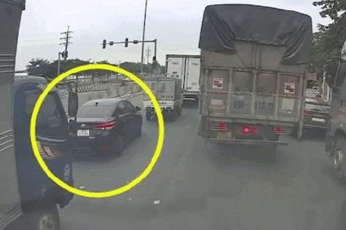 Chuyển làn thiếu quan sát, ô tô con gây tai nạn liên hoàn