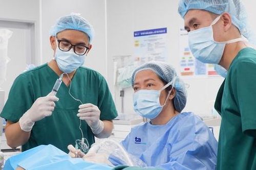 Bác sĩ Việt Nam trình diễn mổ tim tại hội nghị quốc tế