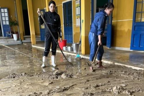 Lũ miền Trung đúng dịp tri ân nhà giáo: 'Năm nay trường không tổ chức chào mừng 20/11...'