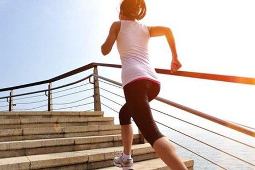 Thay vì đi thang máy hãy leo cầu thang bộ