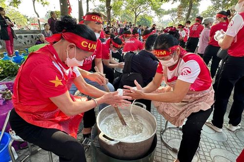 Đặc sắc màn trình diễn 280 người nấu 56 nồi cháo se