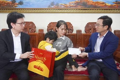 Quảng Bình thăm hỏi, tặng quà cho giáo viên có hoàn cảnh đặc biệt khó khăn