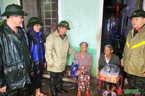 Sâu nặng tình người nơi vùng lũ xứ Huế