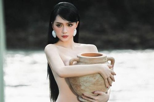 Hương Giang trông 'bỏng mắt' với hình ảnh bán nude, lần hiếm hoi làm điều táo bạo trong sự nghiệp