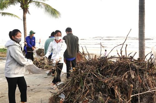 2.000 thanh niên Đà Nẵng dọn rác bãi biển sau mưa lũ