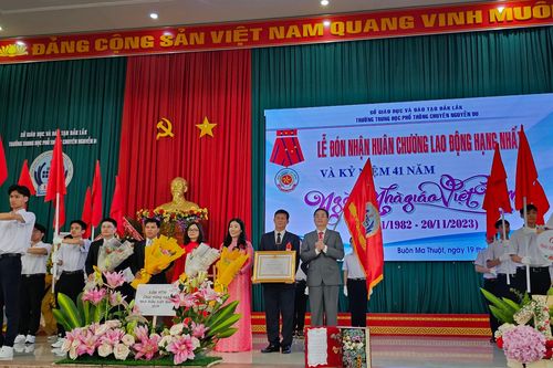 Trường THPT chuyên Nguyễn Du đón nhận Huân chương Lao động hạng Nhất
