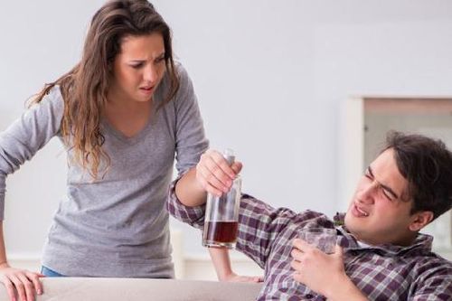 6 lời khuyên giúp chồng từ bỏ 'ma men'