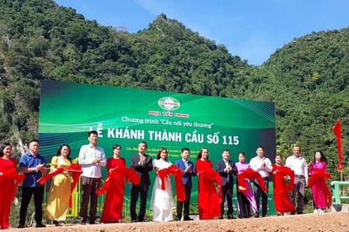 Phóng viên Báo Trung ương tại Hòa Bình kết nối tặng 'Cầu nối yêu thương'