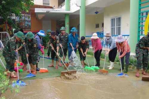 Thừa Thiên Huế: Bộ đội chung tay dọn lũ, giúp học sinh trở lại trường