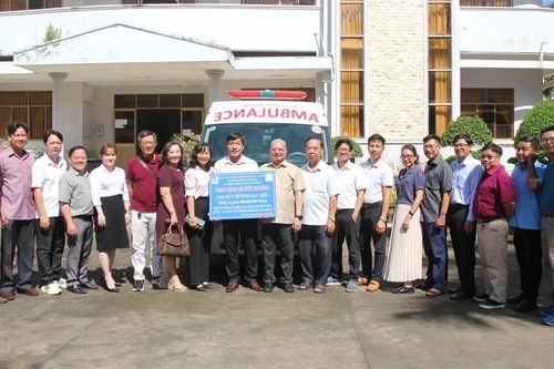 Ban Liên lạc đồng hương tặng xe cấp cứu tại tỉnh Bạc Liêu và Cà Mau