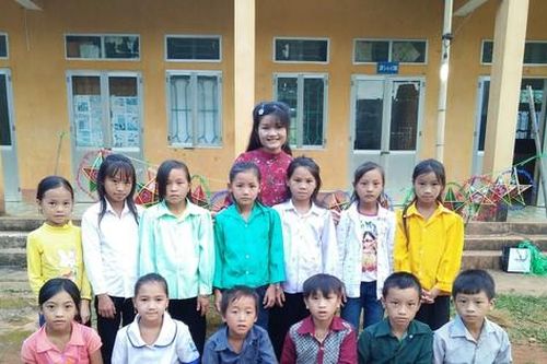 Cô giáo từng thắp đèn dầu soạn giáo án, cống hiến trọn tuổi xuân tại miền bản cao