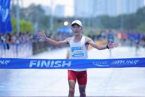 'Ông hoàng marathon' Hoàng Nguyên Thanh tiếp tục thống trị cự ly 21km