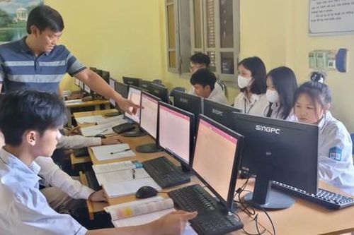 Thầy giáo miền xuôi lên Tây Bắc, thắp sáng ước mơ cho học trò