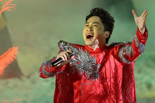 Tùng Dương hát giữa mênh mang sông Hồng