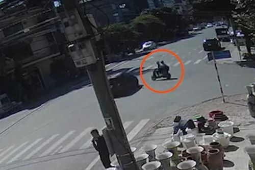 ''Phóng như bay'' qua ngã tư, hai người đi xe đạp điện bị ô tô húc văng