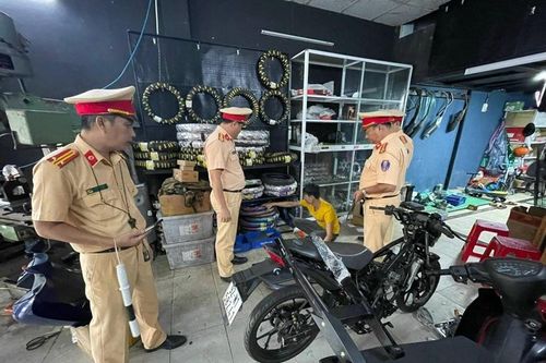 Cảnh sát giao thông Đà Nẵng kiểm tra cơ sở độ chế xe máy