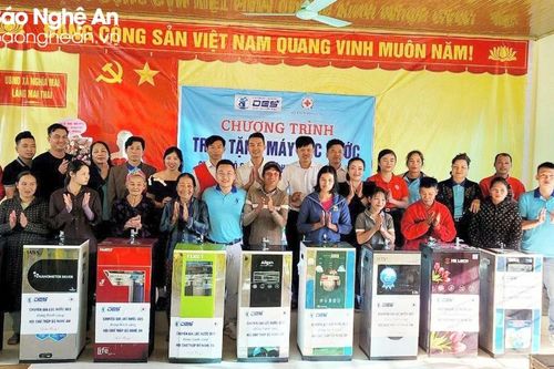 Hội Chữ thập đỏ Nghệ An trao 10 máy lọc nước cho hộ nghèo ở huyện Nghĩa Đàn