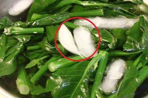 Bỏ 2 viên đá vào rau luộc: Bất ngờ nâng tầm món ăn 'ngon số 1'