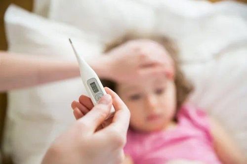 2 sai lầm nguy hiểm cha mẹ phải tránh nếu con bị sốt