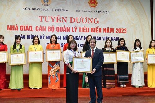Bộ trưởng Bộ GD&ĐT: Nhà giáo cũng cần phải đổi mới bản thân