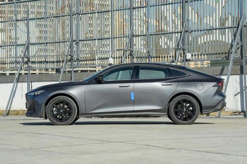 Xe sedan công suất 335 mã lực, tiêu thụ 1,59 lít/100 km, giá 470 triệu đồng