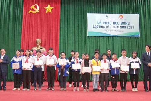 Trao 294 suất học bổng cho học sinh, sinh viên trên địa bàn thị xã Nghi Sơn