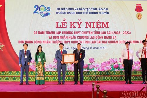 Trường THPT Chuyên Lào Cai đón nhận Huân chương Lao động hạng Ba