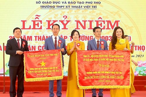 Trường THPT Kỹ thuật Việt Trì đón nhận Cờ thi đua của UBND tỉnh