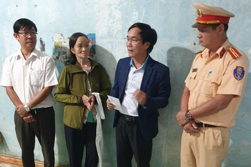 Tặng 27 suất quà cho gia đình nạn nhân tai nạn giao thông