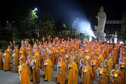 Giới tử Ni tại giới trường chùa Thanh Tâm thực hiện hô canh - tuần chiếu