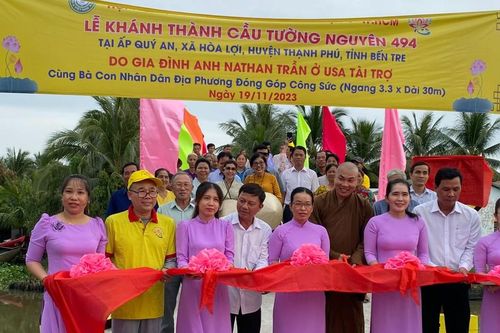 Hội Từ thiện chùa Tường Nguyên và đoàn y bác sĩ TP.HCM khám bệnh, tặng thuốc cho người nghèo