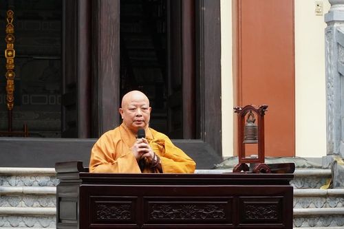 Hòa thượng Thích Lệ Trang giáo giới tại Giới đài viện Huệ Nghiêm