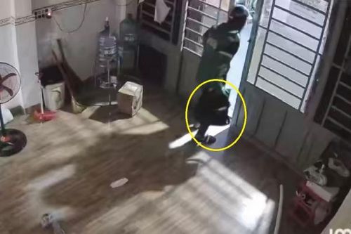 Mặc áo xe ôm công nghệ, hai đối tượng đột nhập phòng trọ trộm tài sản