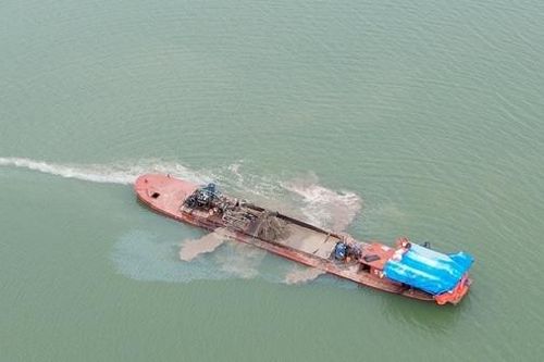 Cận cảnh công trường khai thác cát trái phép tại lòng hồ thủy điện Ia Ly