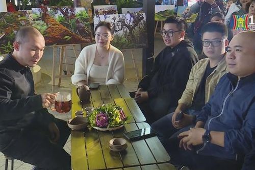 Du lịch tàu điện bánh hơi nối lịch sử với hiện tại