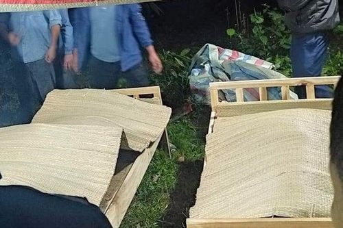 Chèo thuyền đi trông cá, 3 bố con bị lật thuyền chết thương tâm