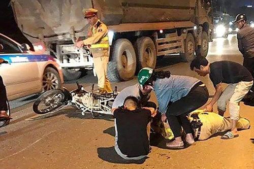 Thấy CSGT, nam thanh niên quay đầu bỏ chạy, tông gãy chân một chiến sĩ