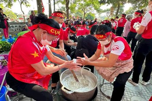 Trình diễn 56 nồi cháo trong Liên hoan nấu cháo se xã Hạ Mỗ