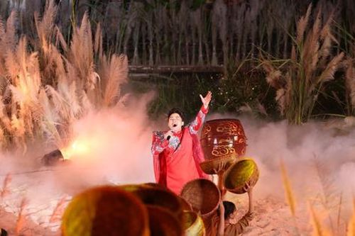Tùng Dương, Kyo York 'phiêu' trên sân khấu thực cảnh bên bờ sông Hồng