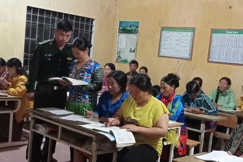 Người thầy đặc biệt của đồng bào Pa Búa, bục giảng chỉ sáng đèn về đêm