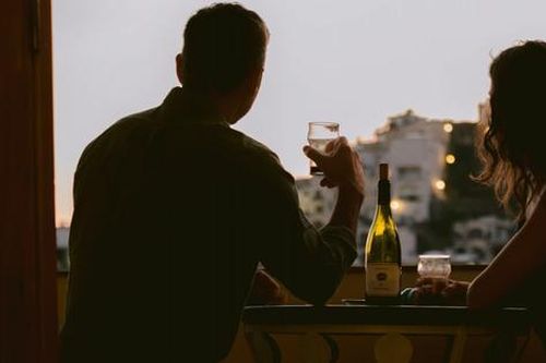 Tình huống xấu hổ của cặp đôi nói dối để đi xem mắt trong cảnh sượng chín mặt