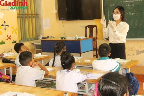 Điều kỳ diệu khi cô Hiệu phó và cán bộ thư viện 'đóng thế' nhân viên y tế học đường trong dịch đau mắt đỏ